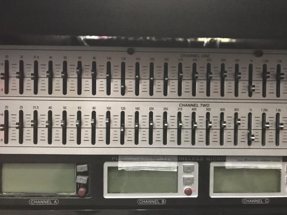 音響機材 イコライザー